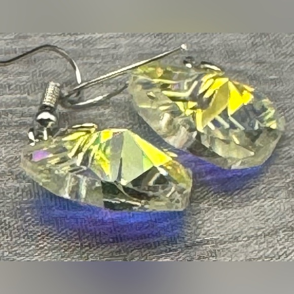 Aurora Borealis Dangle Heart Earrings. Reflective Of Light. Prism Of Colors - Picture 2 of 9